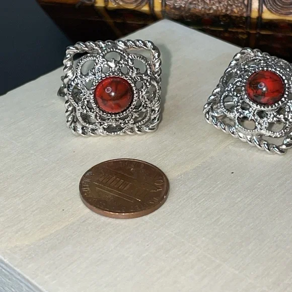 Sarah Coventry acrylic Silvertone clip on earrings - Picture 4 of 4